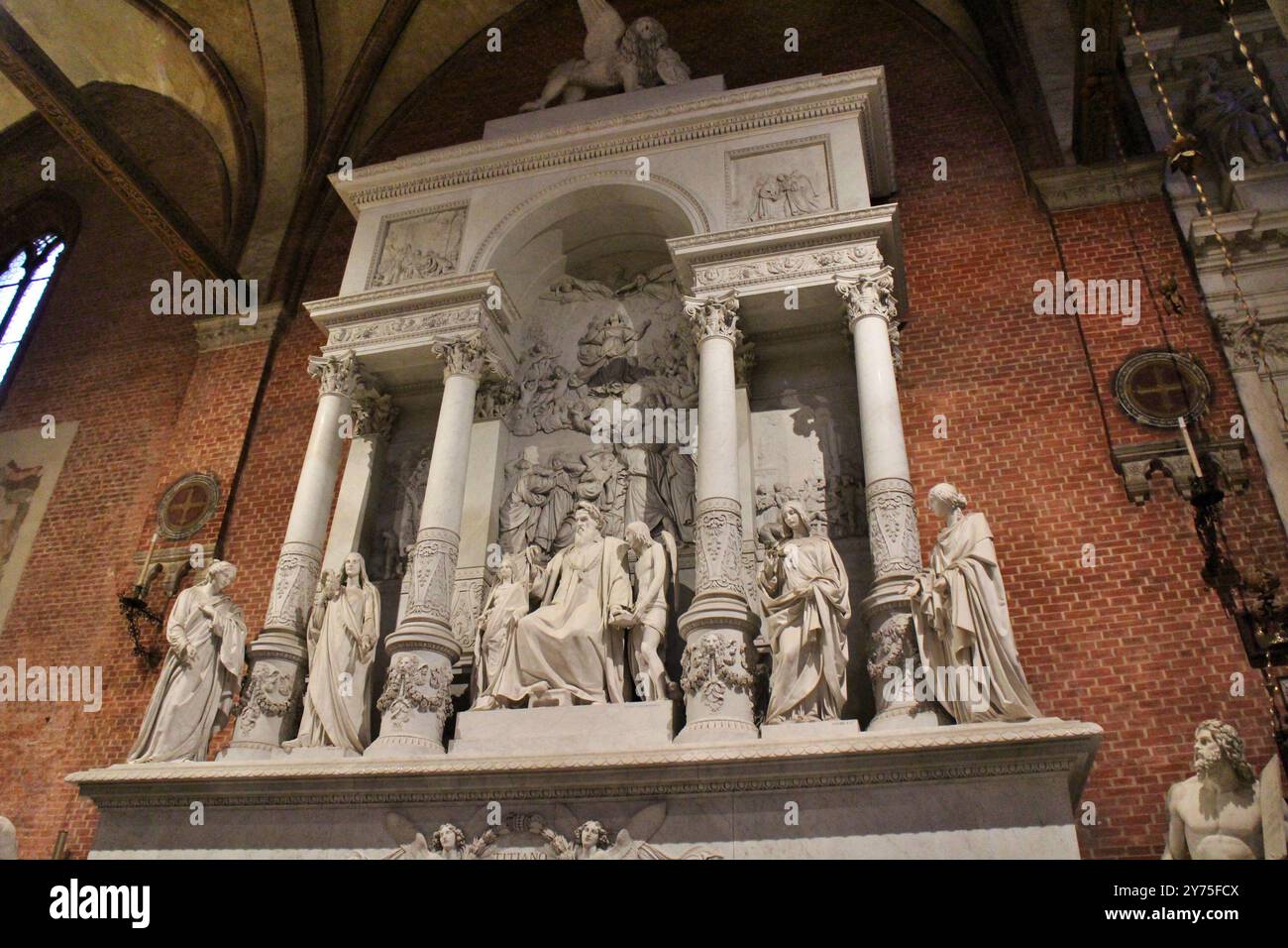 Denkmal des Tizians (im Inneren von Santa Maria Gloriosa dei Frari) in Venedig, Italien Stockfoto