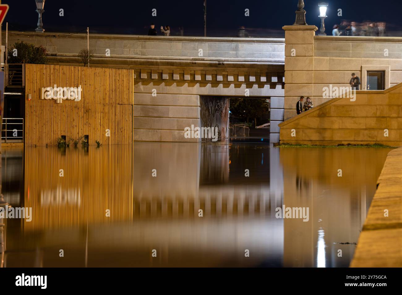 Budapest, Ungarn - 18. September 2024: Langzeitaufnahme eines überfluteten Tunnels unter der Kettenbrücke in Budapest, mit der Donau quellend AF Stockfoto