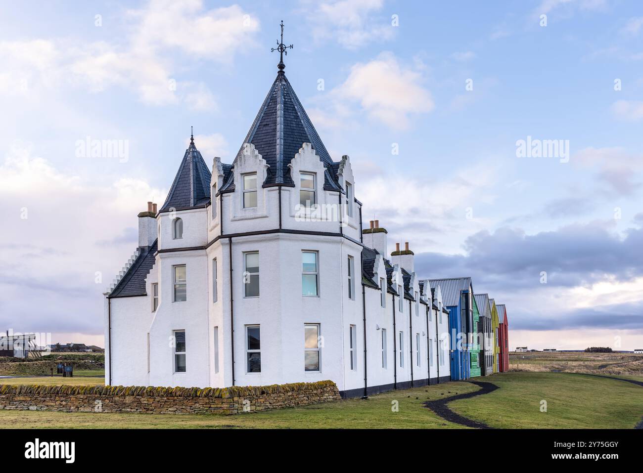 John O'Groats, Schottland, Großbritannien - 3. Dezember 2023: Blick auf das farbenfrohe The Inn John O'Groats Hotel in Caithness County, Schottland, Großbritannien. Stockfoto