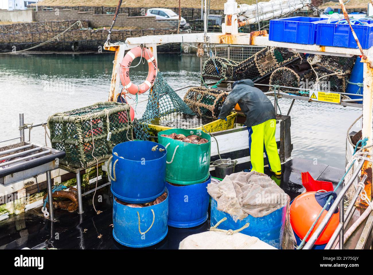 John o'Groats, Schottland, Vereinigtes Königreich - 3. Dezember 2023: Das Fischerboot mit dem Krabbenfang liegt am John o'Groats Pier, Caithness, Schottland, United Kin Stockfoto