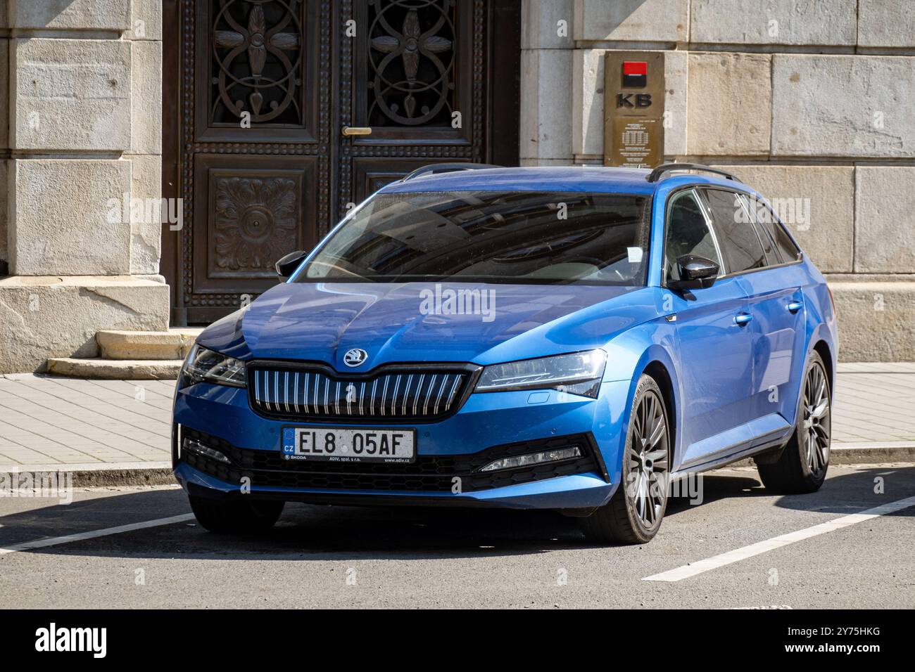 OSTRAVA, TSCHECHISCHE REPUBLIK - 13. SEPTEMBER 2023: Skoda Superb Plug-in Hybrid Kombi mit EL-Kennzeichen Stockfoto