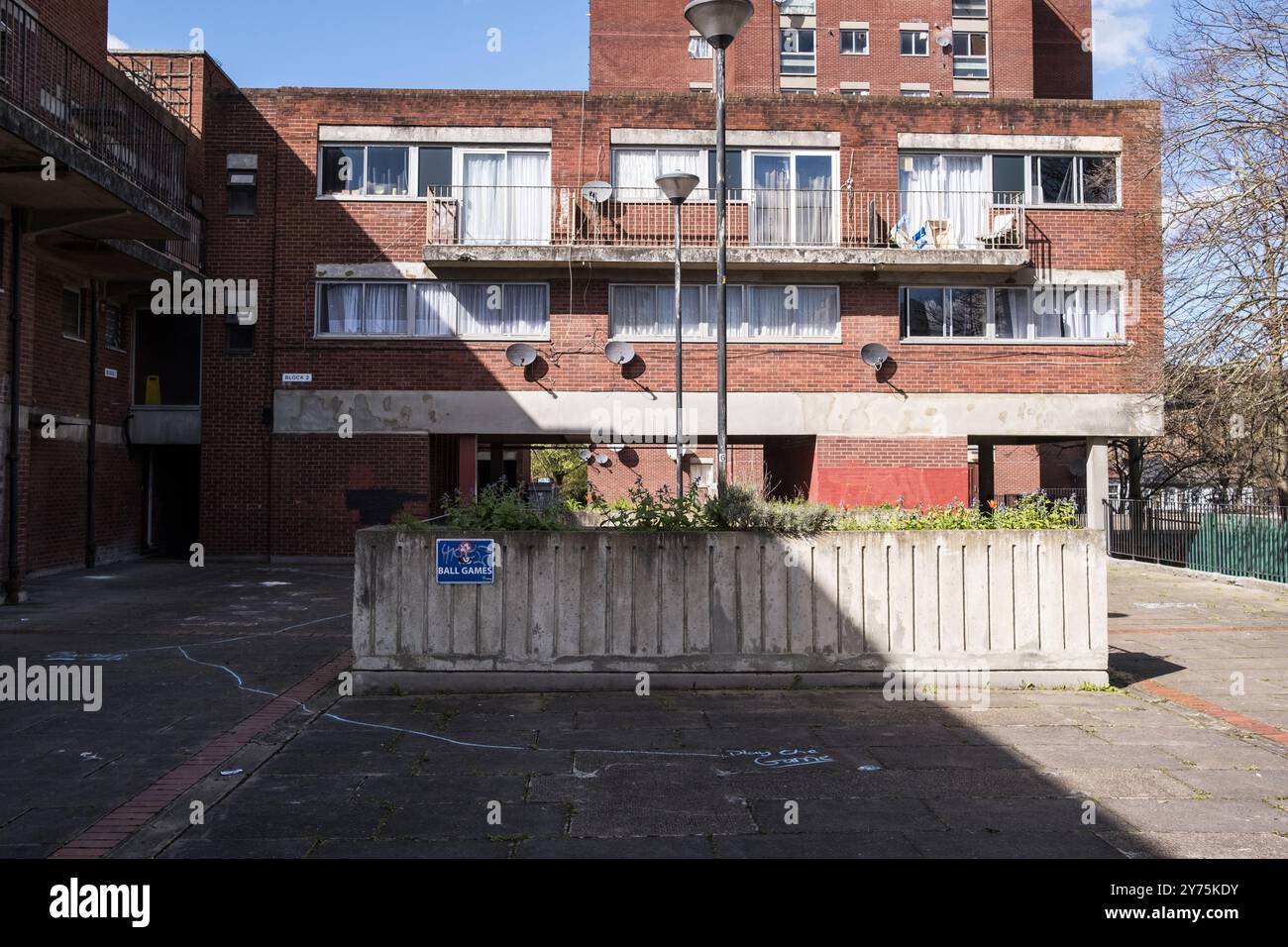 Schattenwurf auf Gemeindewohnungen auf dem South Acton Housing Estate in West London, das derzeit vom Ealing Council renoviert wird. England, Vereinigtes Königreich 2024. Stockfoto