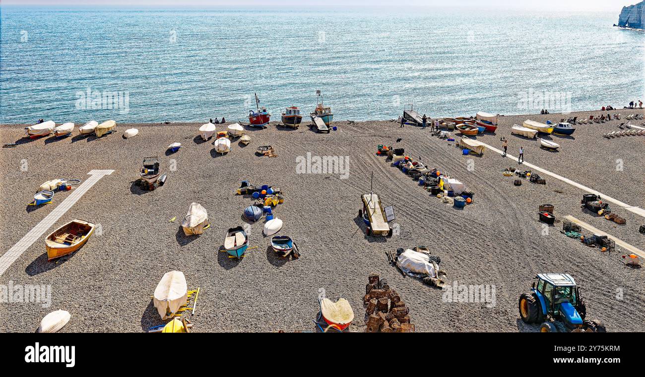 Bier, Devon UK, Strand im Sommer mit Booten und Fischereifahrzeugen und Menschen Stockfoto