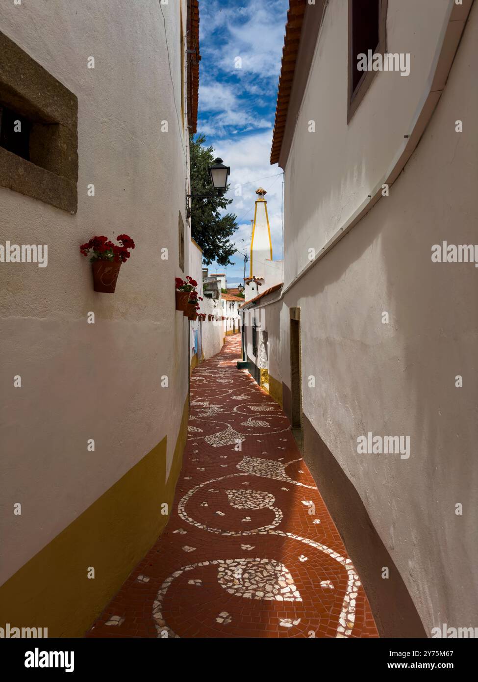 Blick auf eine wunderschöne Straße im historischen Teil des traditionellen Dorfes Nisa in Alentejo, Portugal Stockfoto