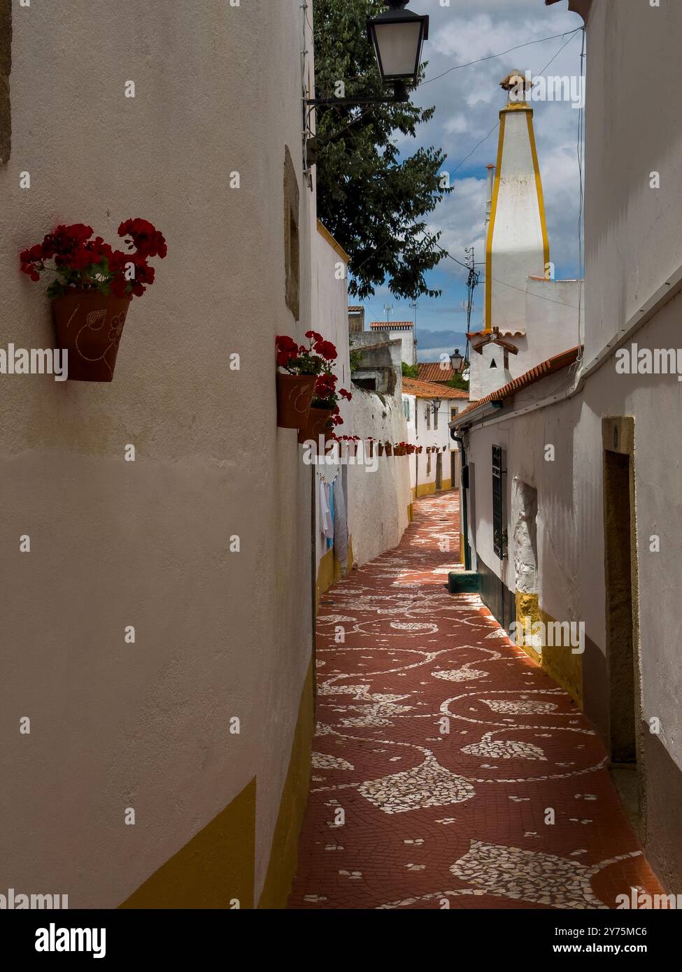 Blick auf eine wunderschöne Straße im historischen Teil des traditionellen Dorfes Nisa in Alentejo, Portugal Stockfoto