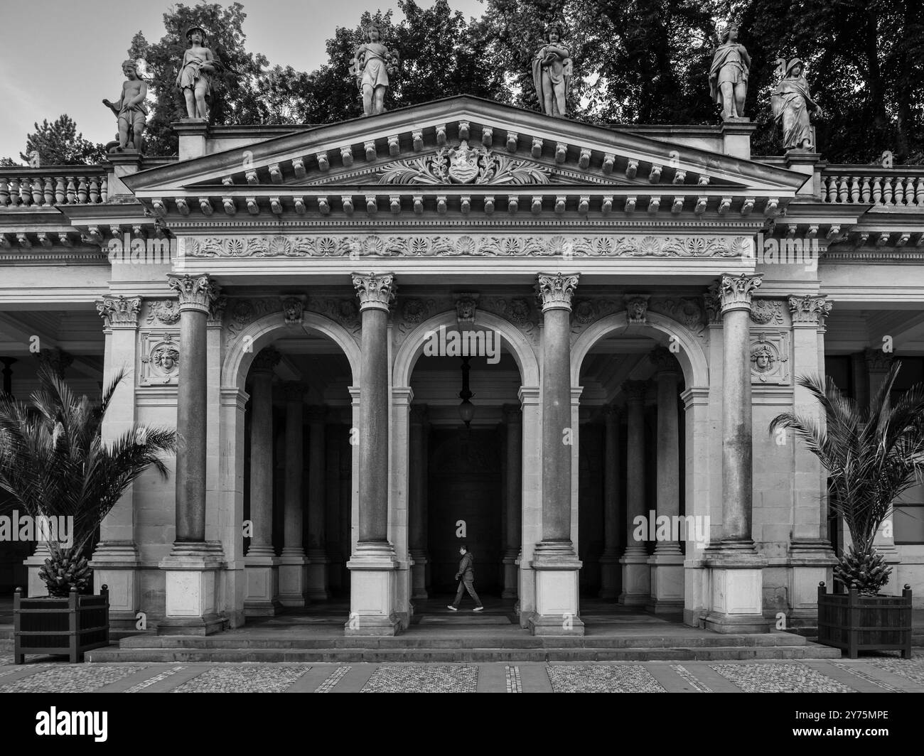Karlovy Vary, Tschechische Republik - 28. Mai 2022: Frau, die an der Mühlenkolonnade auf Karlovy Vary in Schwarz-weiß läuft Stockfoto