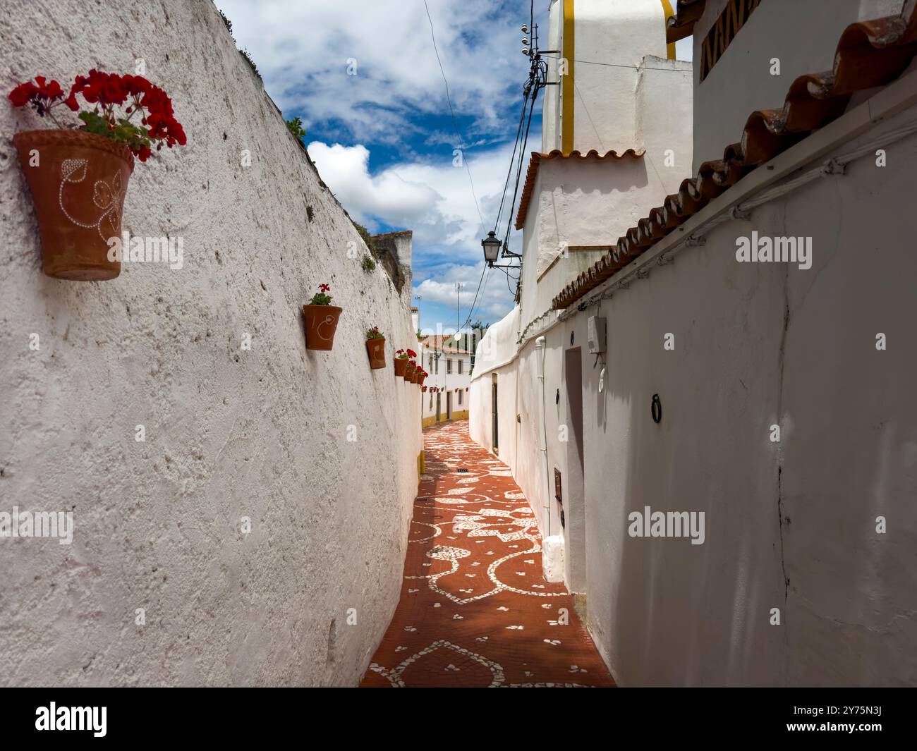 Blick auf eine wunderschöne Straße im historischen Teil des traditionellen Dorfes Nisa in Alentejo, Portugal Stockfoto