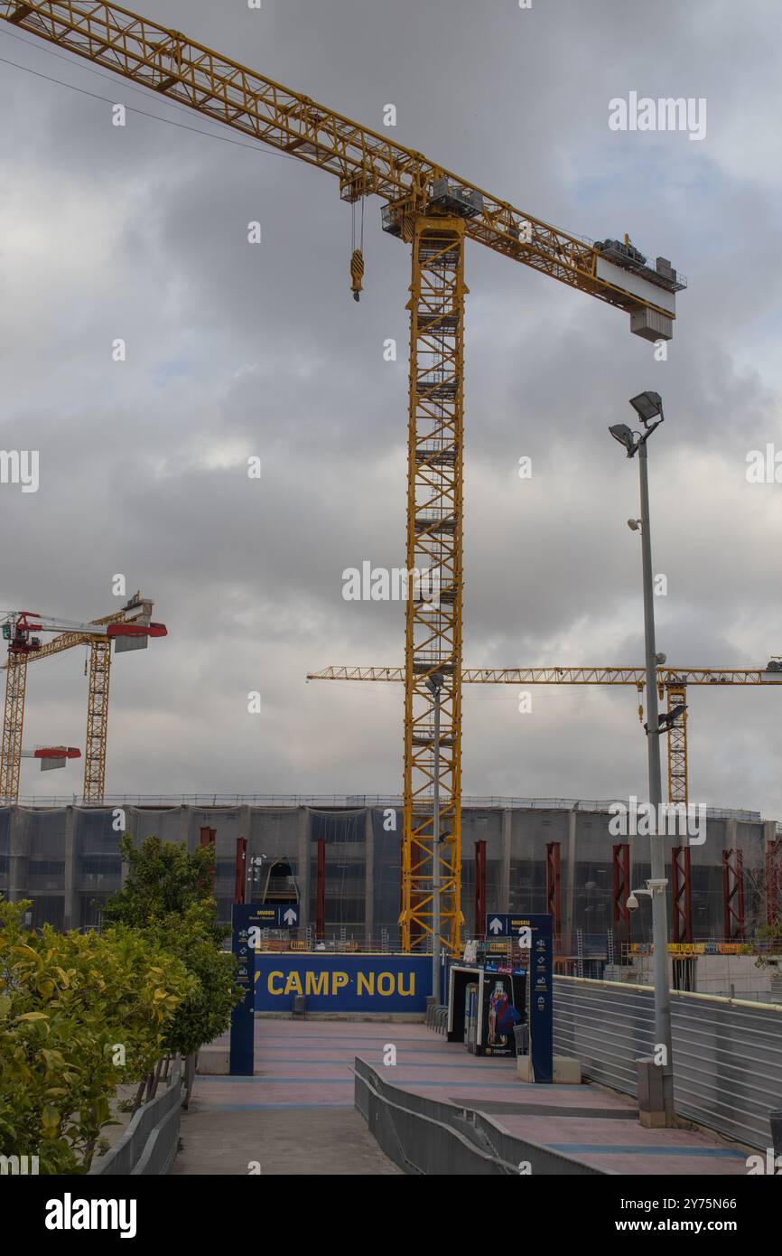 Barcelona, Spanien; 19. Mai 2024: Renovierung des Spotify Camp Nou. Sechs gigantische Kräne sind rund um das Stadion installiert. Stahlsäule und Fachwerk werden montiert Stockfoto