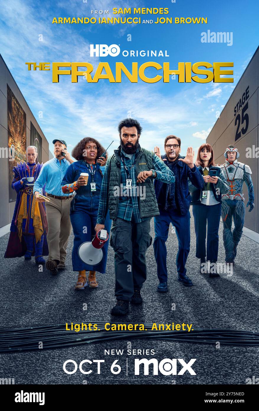 The Franchise (2024) TV-Serie von Jon Brown, Armando Iannucci und Sam Mendes mit Himesh Patel, Isaac Powell, Lolly Adefope, Jessica Hynes, Aya Cash und Daniel Bruhl. HBO Original Comedy über ein Team, das in der dysfunktionalen Hölle gefangen ist, um Franchise-Superheldenfilme zu kreieren. Werbeplakat ***NUR REDAKTIONELLE VERWENDUNG***. Quelle: BFA / Max Stockfoto