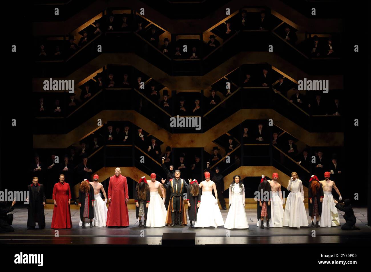 Ivan Magri als Ismaele, Sonja Herranen als Anna, Mika Kares als Zaccaria, Luca Salsi als Nabucco, Anna Netrebko als Abigaille und Marina Prudenskaya als Fenena, v.l., sowie Ensemble während der Fotoprobe für Nabucco in der Staatsoper unter den Linden in Berlin, 27. September 2024. // Dramma lirico in vier Teilen von Giuseppe Verdi. Musikalische Leitung Bertrand de Billy. Inszenierung Emma Dante. Bühne Carmine Maringola. Kostüme Vanessa Sannino. Premiere ist am 2. Oktober 2024. Staatsoper Berlin Nabucco *** Ivan Magri als Ismaele , Sonja Herranen als Anna , Mika Kares als Zaccaria , Luca Salsi AS Stockfoto