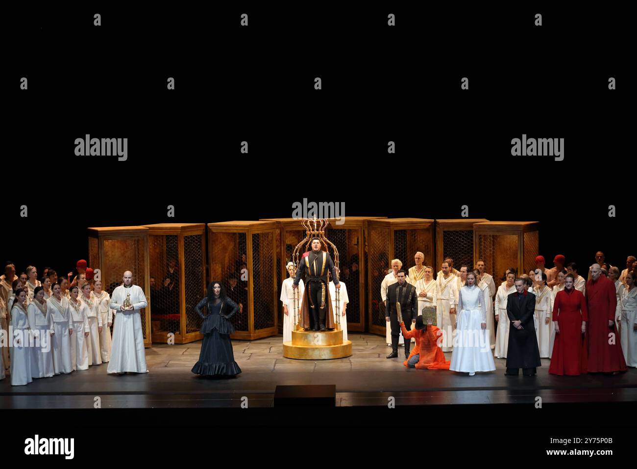 Manuel Winckhler als Hohepriester, Anna Netrebko als Abigaille, Luca Salsi als Nabucco, Andres Moreno Garcia als Abdallo, Marina Prudenskaya als Fenena, Ivan Magri als Ismaele, Sonja Herranen als Anna und Mika Kares als Zaccaria, v.l., sowie Ensemble während der Fotoprobe für Nabucco in der Staatsoper unter den Linden in Berlin, 27. September 2024. // Dramma lirico in vier Teilen von Giuseppe Verdi. Musikalische Leitung Bertrand de Billy. Inszenierung Emma Dante. Bühne Carmine Maringola. Kostüme Vanessa Sannino. Premiere ist am 2. Oktober 2024. Staatsoper Berlin Nabucco *** Manuel Winckhler AS Stockfoto