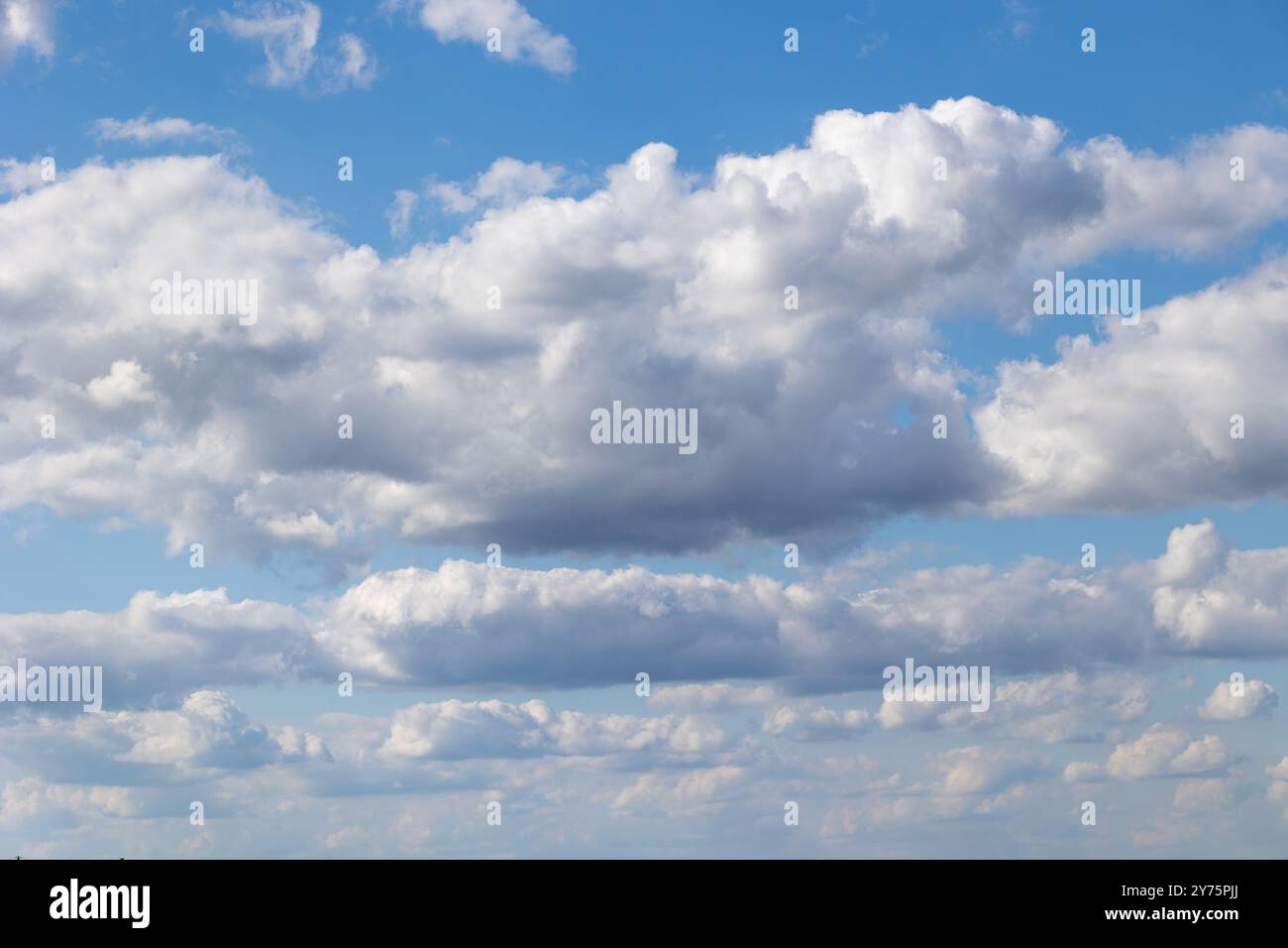 Weiße Wolken und blauer Himmel Stockfoto