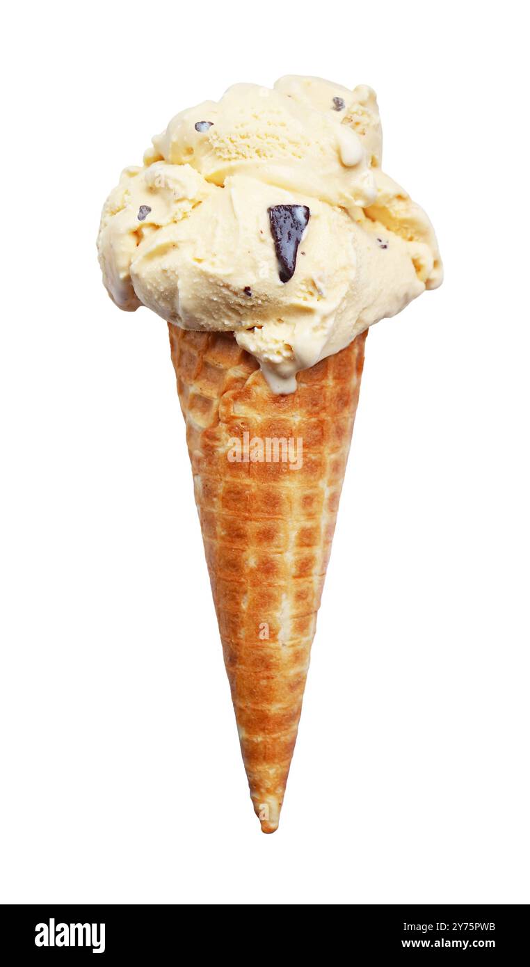 Vanilla Chocolate Chip Eis in Kegel isoliert auf weißem Hintergrund Stockfoto
