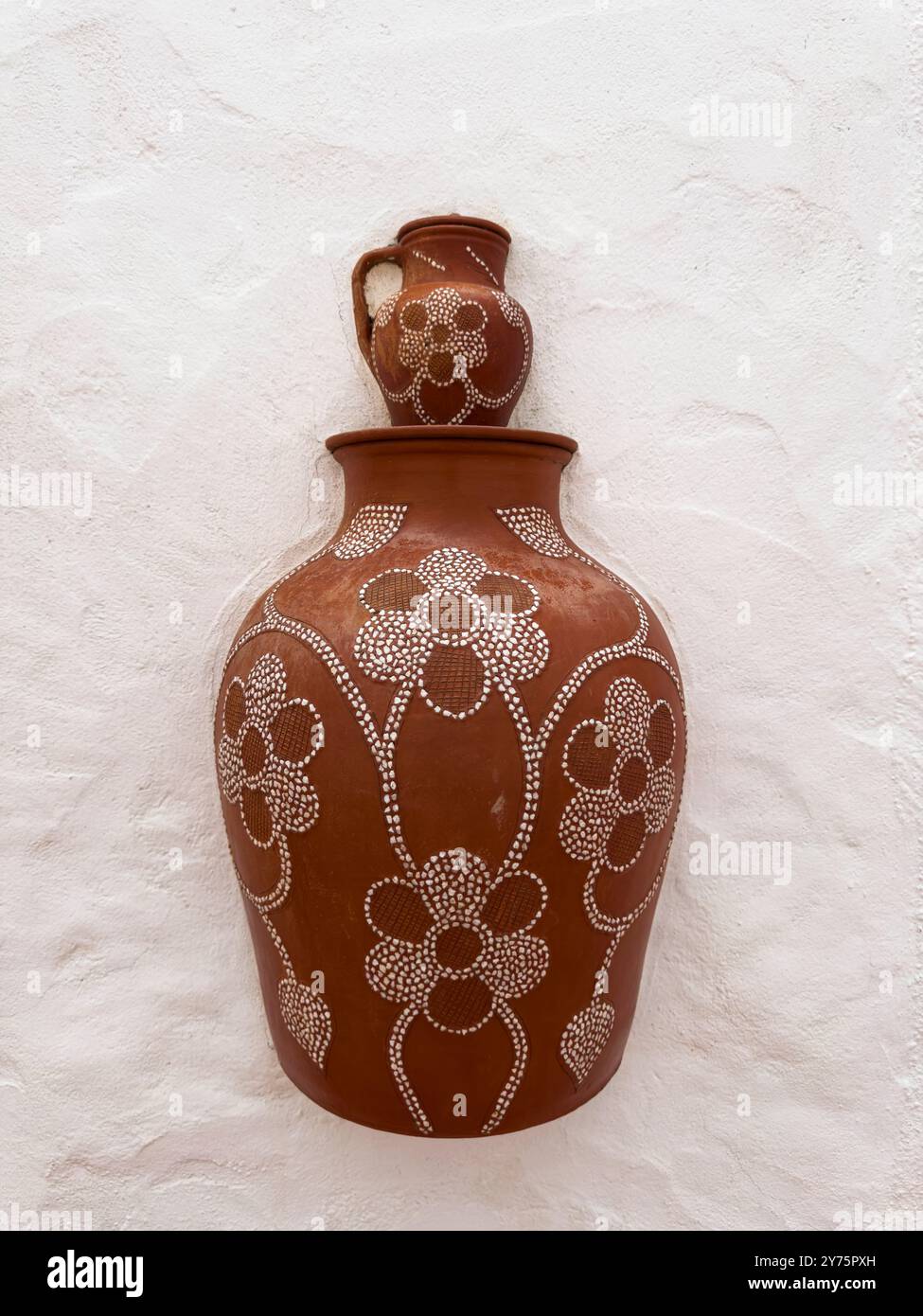 Detail eines wunderschön dekorierten Tontopfes im Dorf Nisa, Alentejo, Portugal Stockfoto