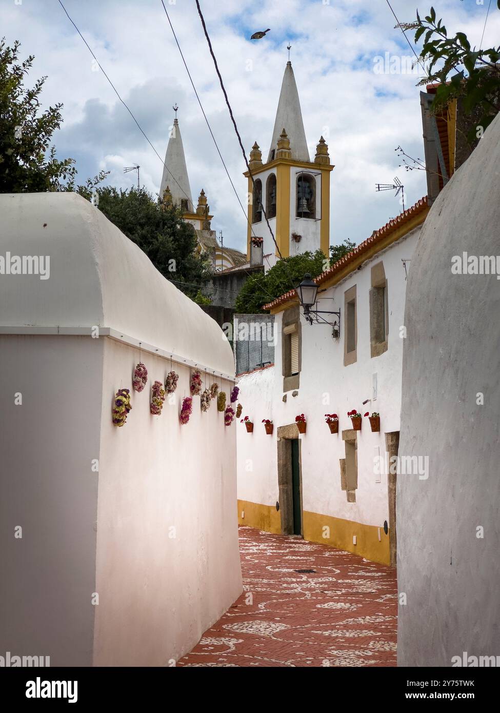 Blick auf eine wunderschöne Straße im historischen Teil des traditionellen Dorfes Nisa in Alentejo, Portugal Stockfoto