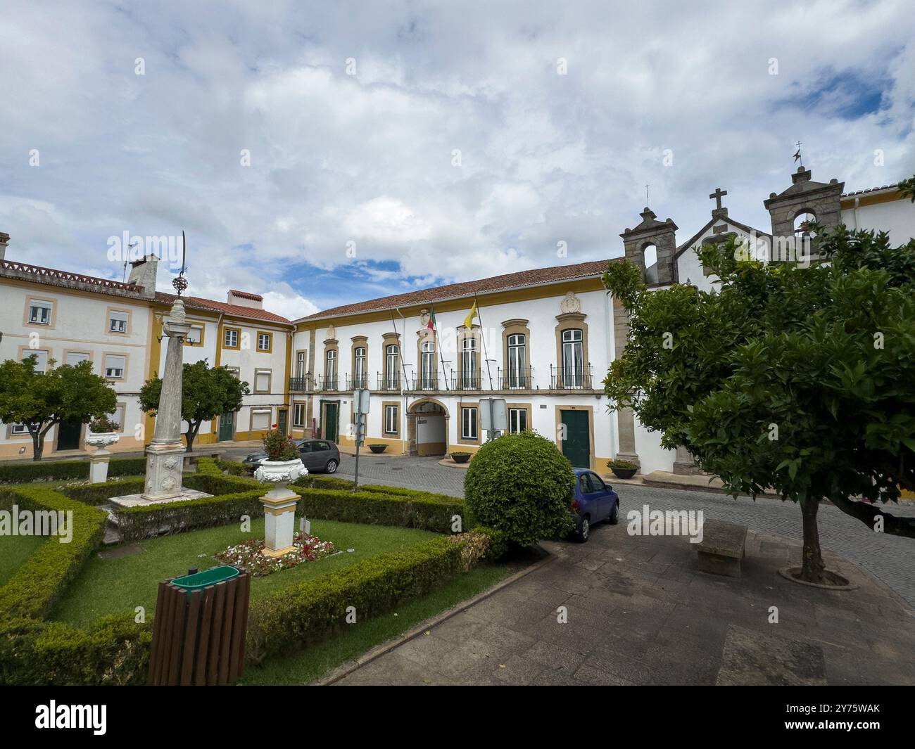 Nisa, Portugal - 30. Juni 2024: Blick auf einen wunderschönen Platz im historischen Teil des traditionellen Dorfes Nisa in Alentejo, Portugal Stockfoto