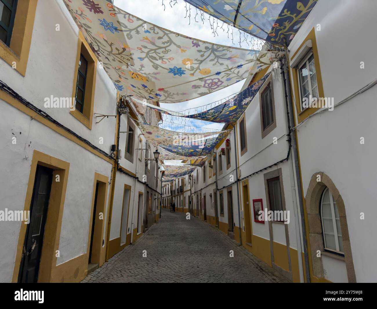 Nisa, Portugal - 30. Juni 2024: Blick auf eine wunderschöne Straße im historischen Teil des traditionellen Dorfes Nisa in Alentejo, Portugal Stockfoto
