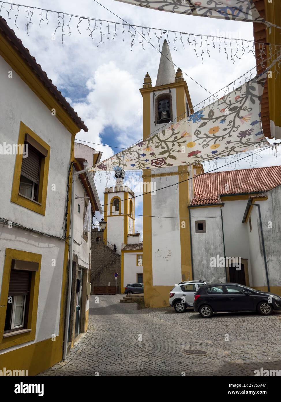 Nisa, Portugal - 30. Juni 2024: Blick auf eine wunderschöne Straße im historischen Teil des traditionellen Dorfes Nisa in Alentejo, Portugal Stockfoto