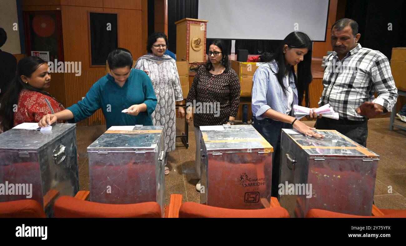 Neu-Delhi, Indien. September 2024. NEW DELHI, INDIEN - 27. SEPTEMBER: Studenten geben ihre Stimmen für die DUSU-Wahl an der Ramjas Collage North Delhi University am 27. September 2024 in New Delhi ab. (Foto: Sonu Mehta/Hindustan Times/SIPA USA) Credit: SIPA USA/Alamy Live News Stockfoto