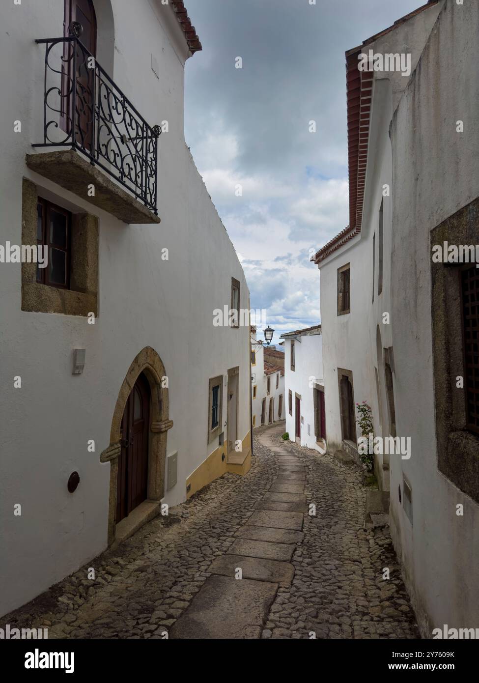 Blick auf eine wunderschöne Straße im historischen Dorf Marvao in Alentejo, Portugal; Reisekonzept in Portugal Stockfoto
