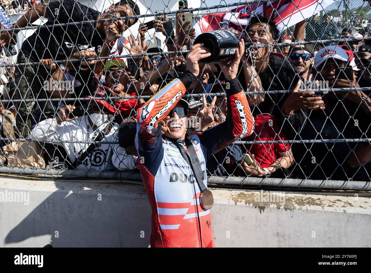 Lombok, Indonesien. September 2024. Marc Marquez von Gresini Racing MotoGP feiert mit den Zuschauern nach der Verleihung des Sprintrennens des Pertamina Grand Prix von Indonesien 2024 auf Lombok Island, Indonesien, 28. September 2024. Veri Sanovri/Xinhua/Alamy Live News Stockfoto