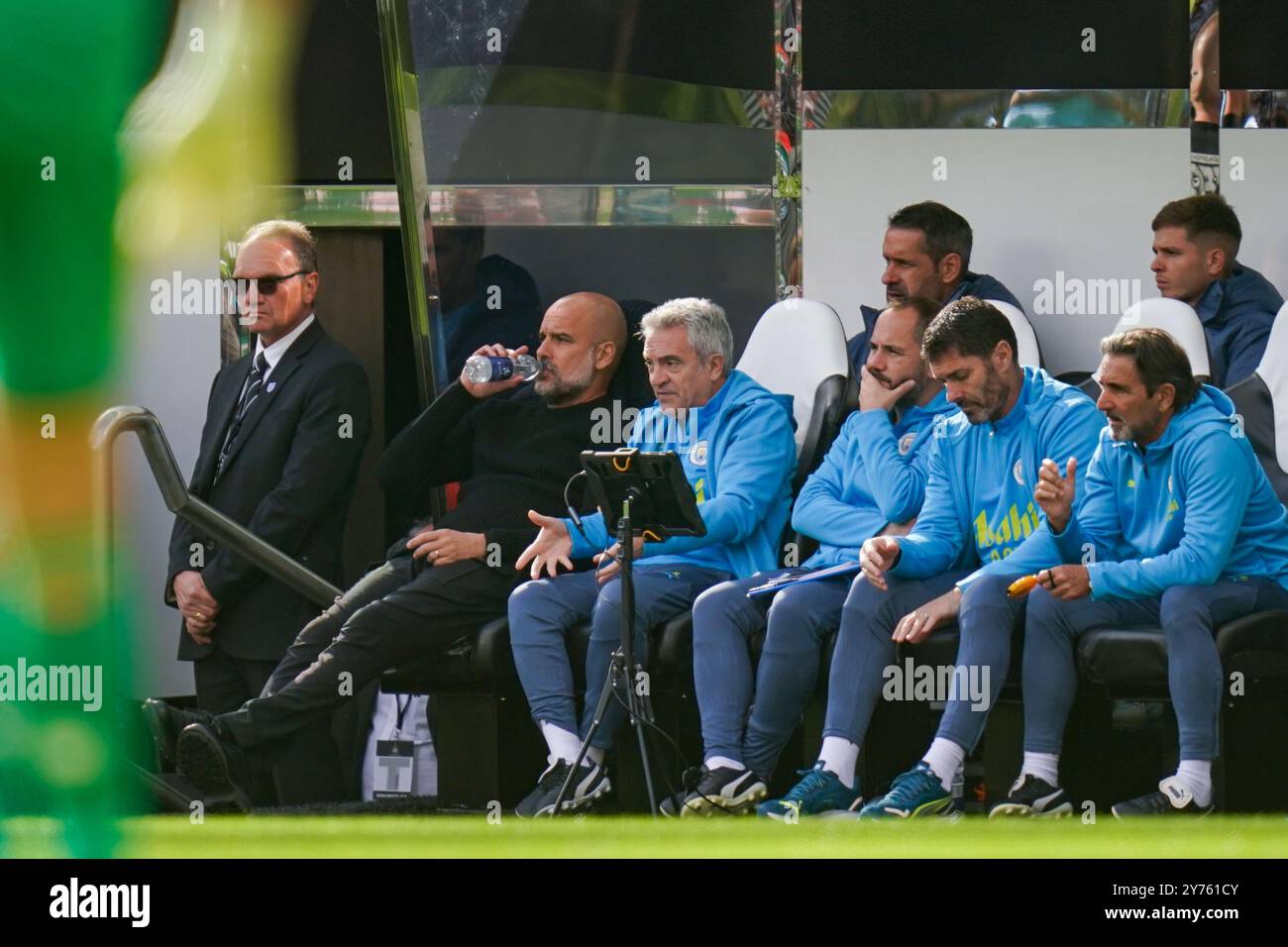 Manchester City Manager PEP Guardiola auf der Bank bei Wasser während des Spiels Newcastle United FC gegen Manchester City FC English Premier League in St. James' Park, Newcastle, England, Vereinigtes Königreich am 28. September 2024 Credit: Every Second Media/Alamy Live News Stockfoto