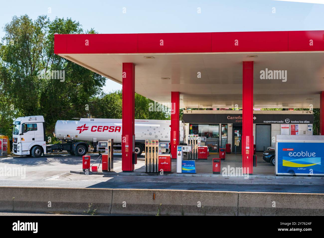 CEPSA-Tankwagen entladen an einer der Tankstellen des Unternehmens. Stockfoto
