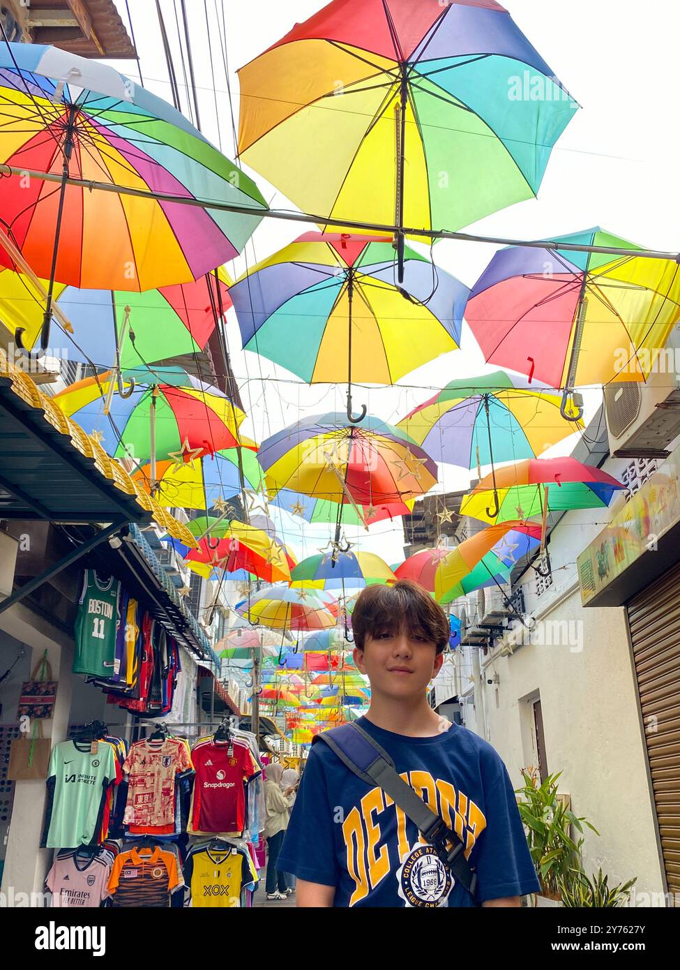 Dekorative, farbenfrohe Regenschirme, die über dem Lorong Song Hong vor der Armenia Street in George Town, Penang, Malaysia hängen und Schatten spenden - Smartphone-aufgenommenes Stockfoto