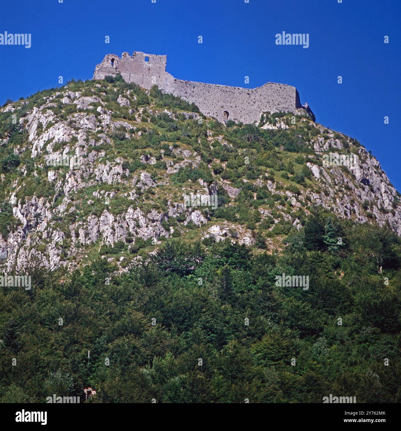 Chateau Puivert auf dem Bergücken des Quercorb im Departement Aude, Frankreich um 1985. Stockfoto