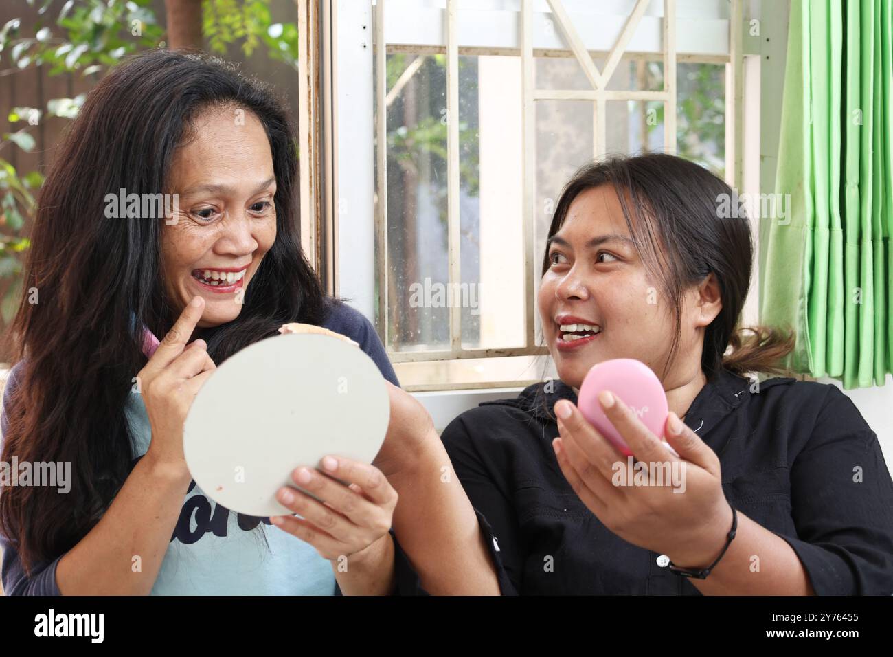 Zwei Asiatische Indonesische Hausfrauen Unterhalten Sich Über Make-Up, Lipstick. Lifestyle-Konzept Für Jeden Tag Stockfoto