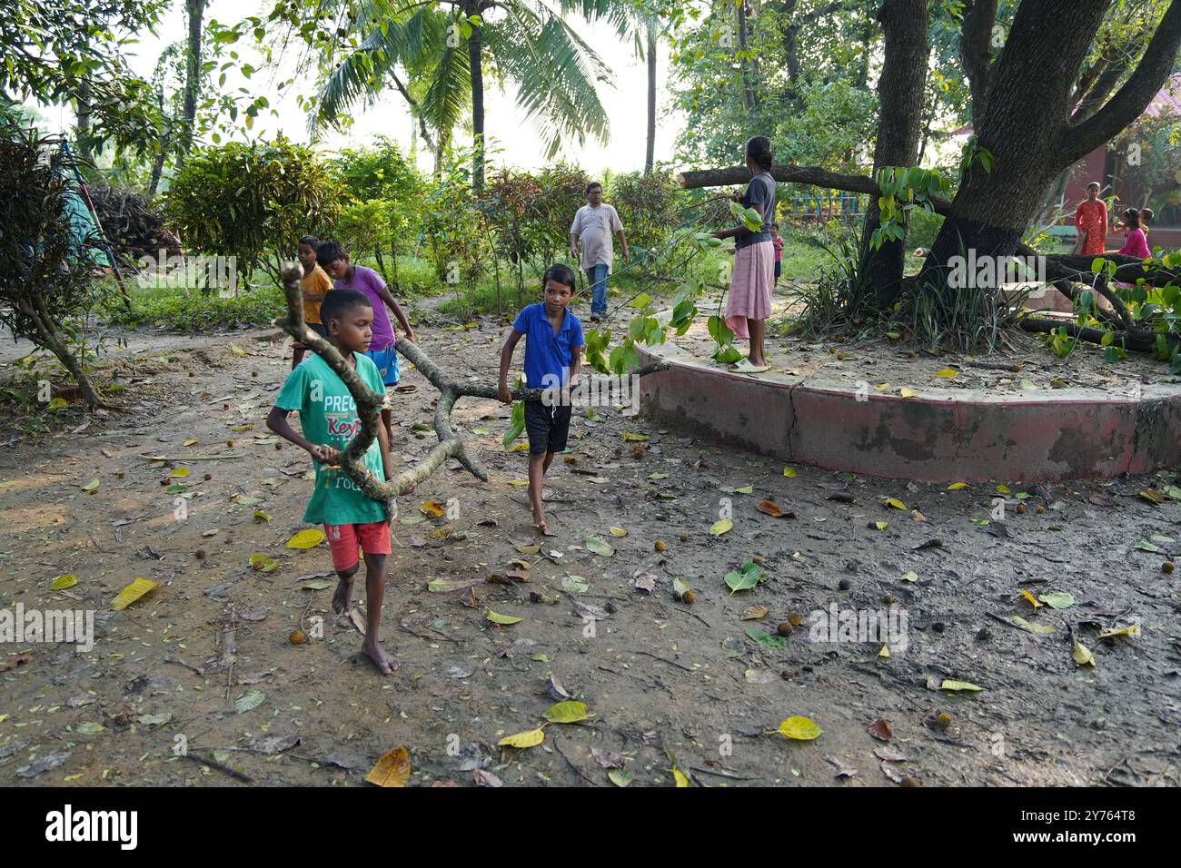 Birbhum, Indien. 20. September 2024: Die Rolf Schoembs Vidyashram (RSV-Schule), eine nicht formale Santal-Schule in Ghosaldanga, Birbhum, lebt weiterhin als einzigartiger Bildungsraum. Jeder Tag beginnt mit Morgengebeten, gefolgt von interaktiven Unterrichtsstunden in Mathematik, Santali und Umweltstudien. Die Schüler nehmen aktiv an landwirtschaftlichen, handwerklichen und Geschichtenerzählungen Teil, bewahren ihre indigene Kultur und erlernen neue Fähigkeiten. Die Schule legt großen Wert auf erfahrungsorientiertes Lernen und verbindet traditionelles Wissen mit moderner Bildung. Lehrer, viele von der lokalen Co Stockfoto