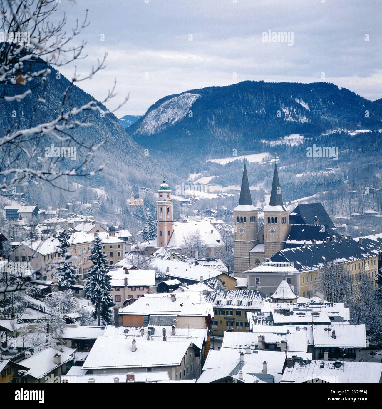 Blick auf Berchtesgaden im Winter mit der Stiftskirche St. Peter und Johannes der Täufer und die Pfarrkirche St. Andreas, Oberbayern um 1985. Stockfoto