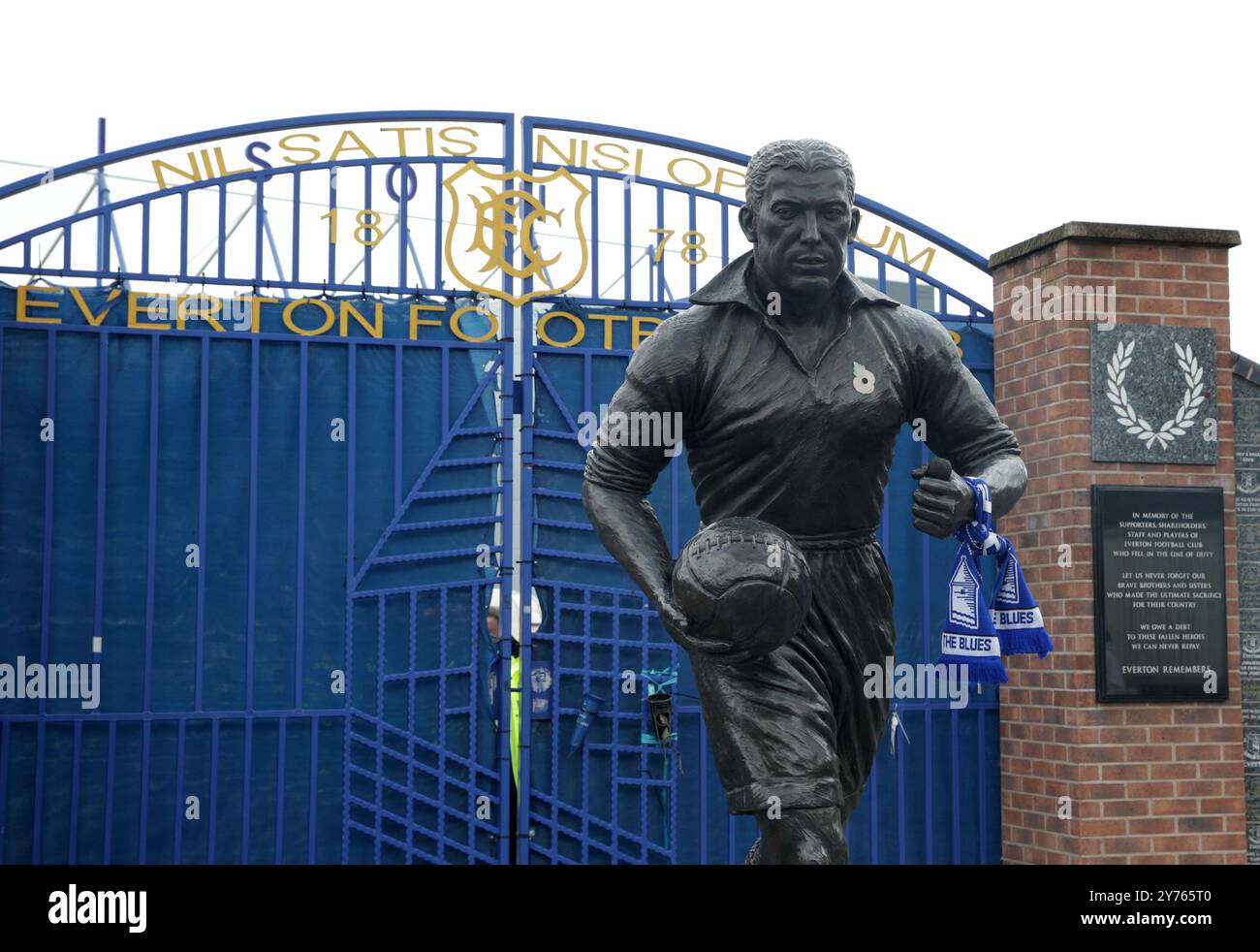 Goodison Park, Liverpool, Großbritannien. September 2024. Premier League Football, Everton gegen Crystal Palace; die Statue von Dixie Dean am Eingang zum Stadion Credit: Action Plus Sports/Alamy Live News Stockfoto