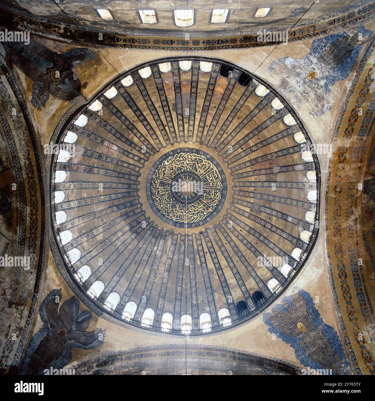 Kuppel der Hagia Sophia (Ayasofya-i Kebir Cami-i Şerifi) in Istanbul, Türkei um 1988. Stockfoto