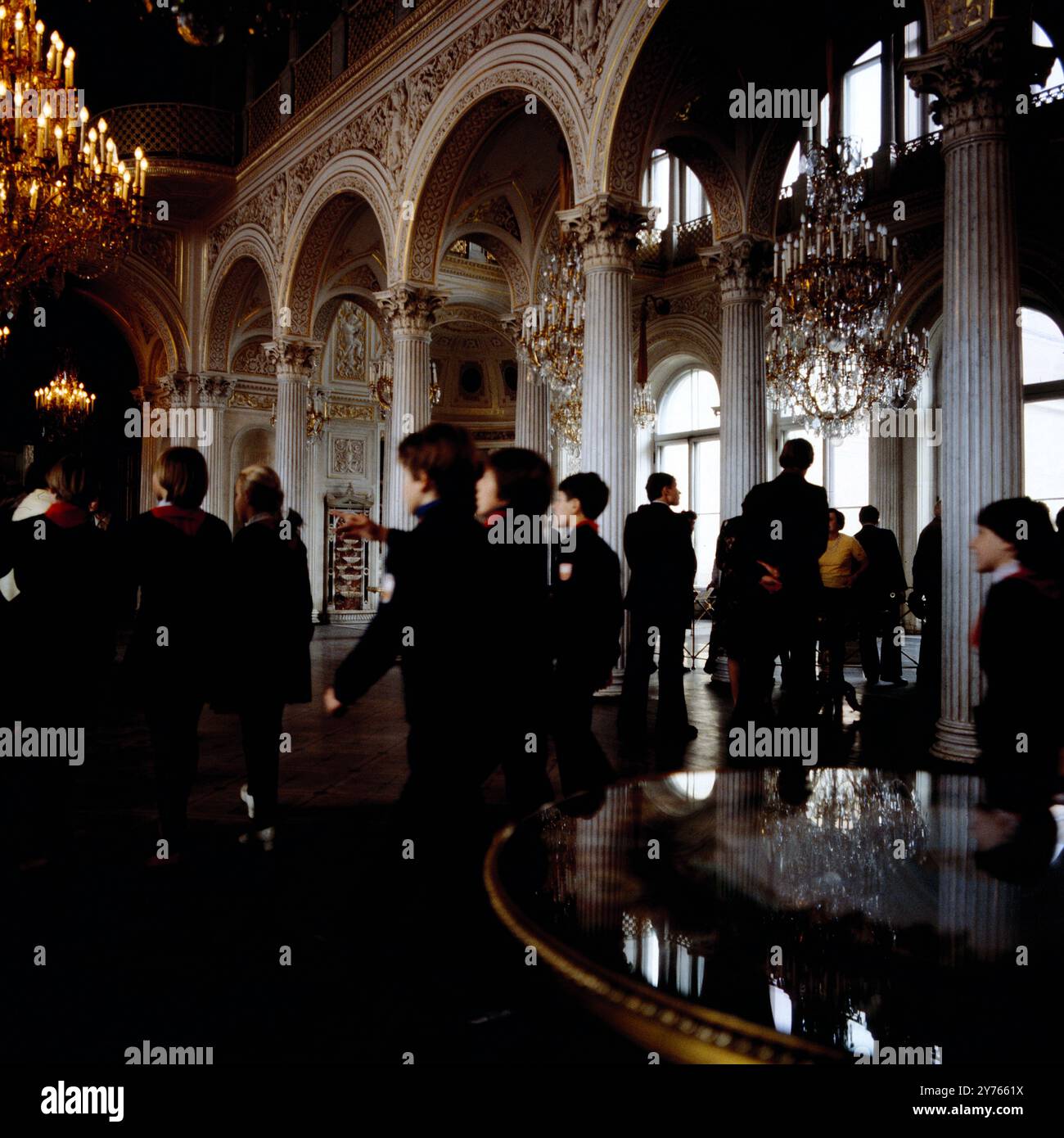 Kindergruppe im Eremitage-Museum in Leningrad (heute St. Petersburg), ehemalige UdSSR um 1987. Stockfoto