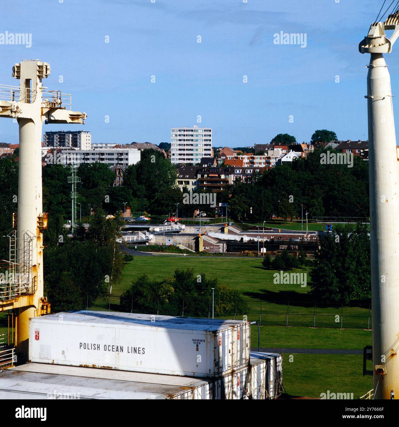 Blick vom Hafen in Gdynia (Gdingen) auf ein angrenzendes Wohngebiet, Polen um 1988. Stockfoto
