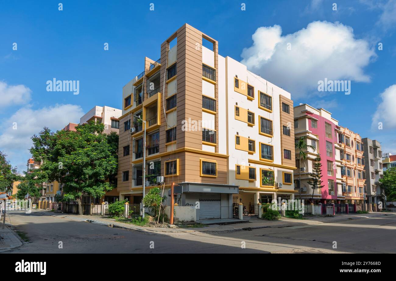 Mehrstöckige Wohngebäude mit Stadtstraße im Rajarhat-Viertel von Kalkutta, Indien. Stockfoto