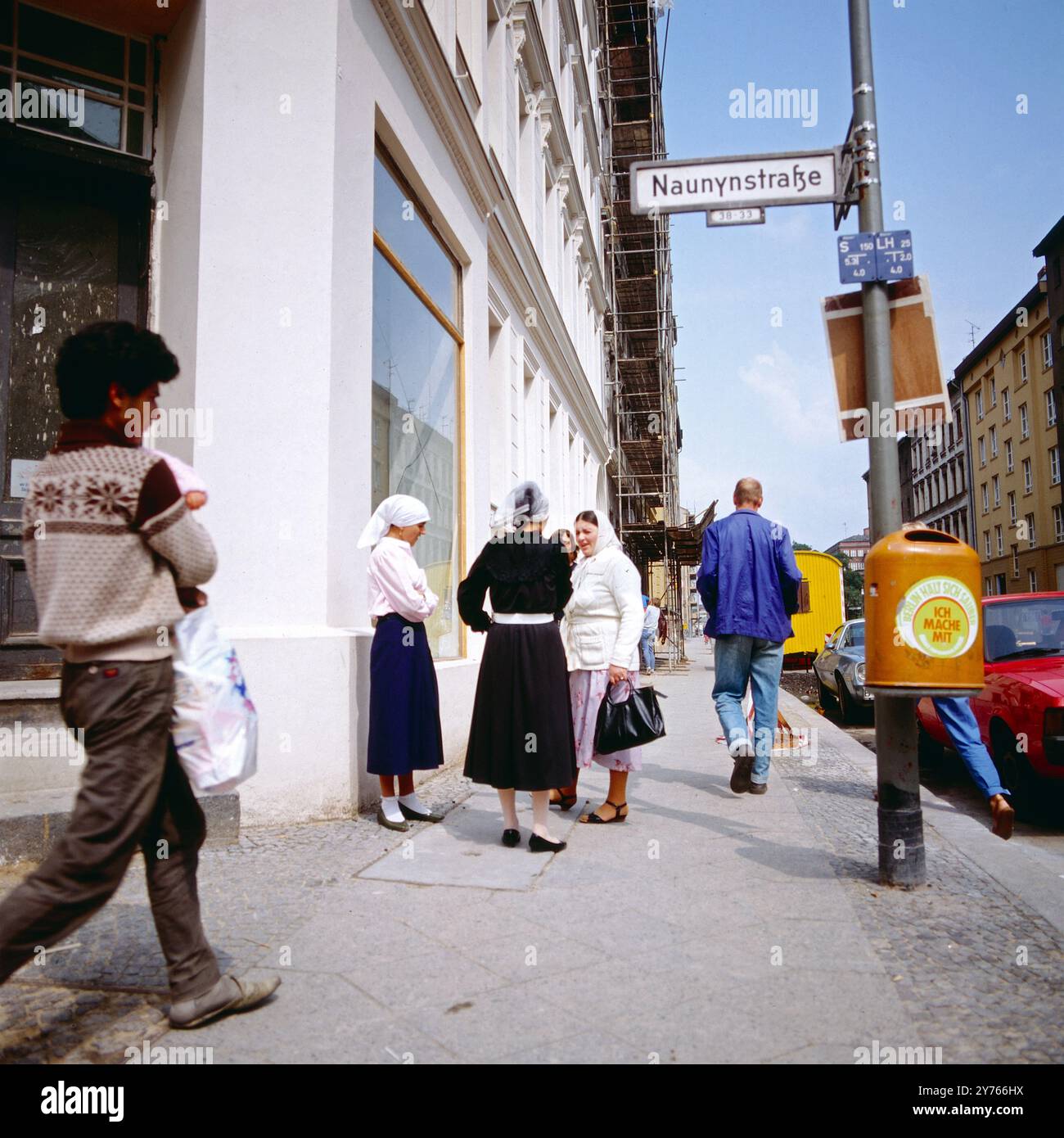 Passanten in der Naunynstraße Ecke Adalbertstraße in Friedrichshain-Kreuzberg, Berlin 1990. Stockfoto