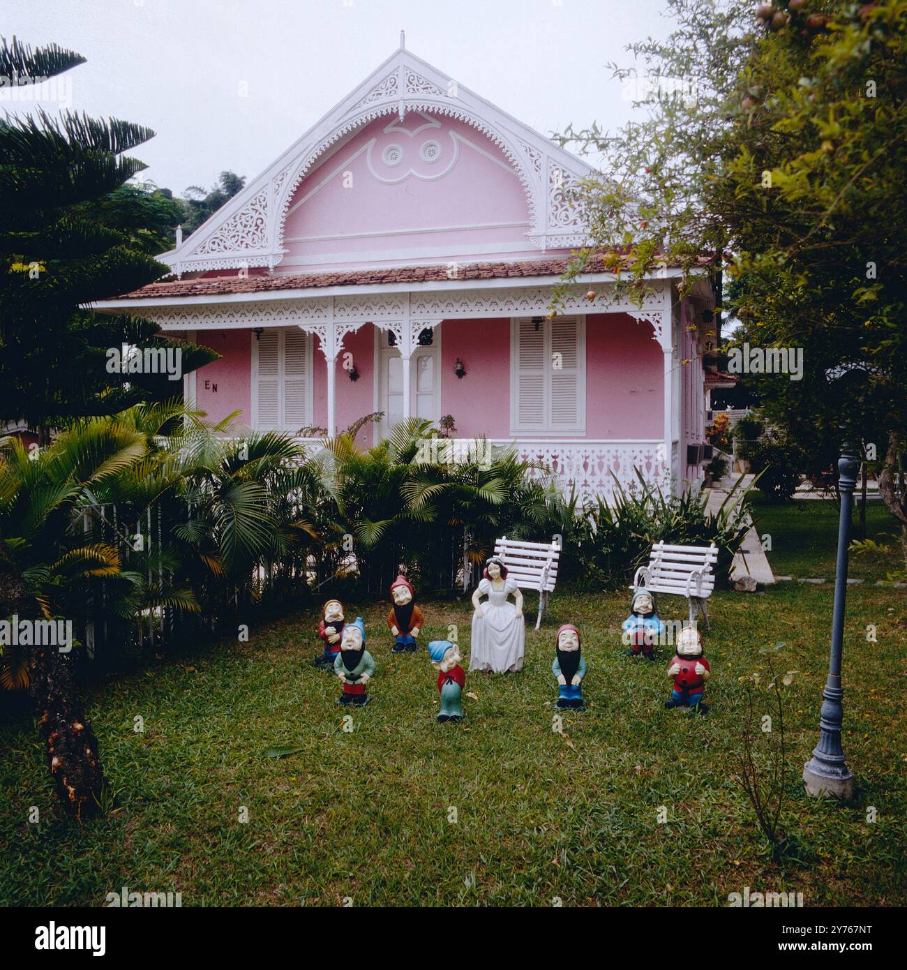 Schneewittchen und die sieben Gartenzwerge auf der Insel Paqueta (Paquetá) in der Guanabara Bucht von Rio de Janeiro, Brasilien um 1989. Stockfoto