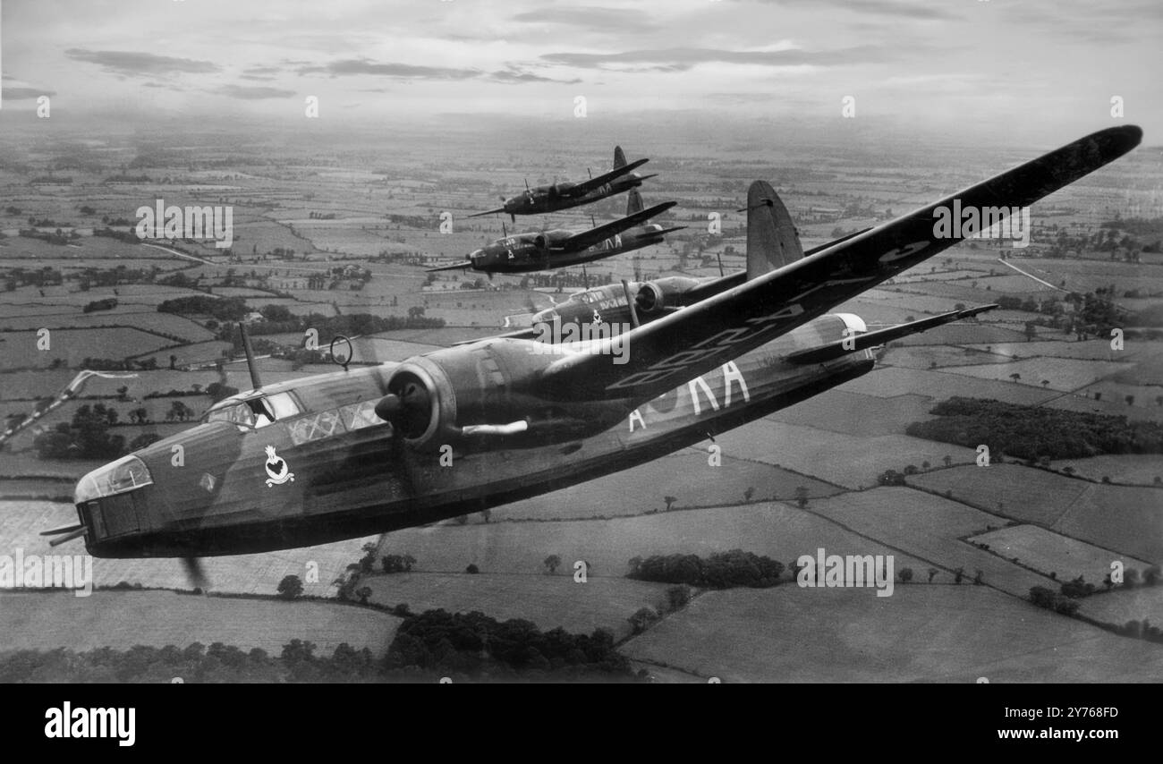 Ein Vickers Wellington von 9 Squadron, ein britischer zweimotoriger Mittelstreckenbomber. Er wurde Mitte der 1930er Jahre entworfen, ein wesentliches Merkmal ist seine geodätische Rumpfstruktur, die hauptsächlich von Barnes Wallis entworfen wurde. Die Wellington wurde in den ersten Jahren des Zweiten Weltkriegs als Nachtbomber eingesetzt und diente als einer der wichtigsten Bomber, die vom Bomber Command eingesetzt wurden. Später im Krieg wurde es durch größere viermotorige „Schwerfahrzeuge“ wie den Avro Lancaster ersetzt. Die Wellington diente während des gesamten Krieges in anderen Aufgaben, als U-Boot-Abwehrflugzeug beim RAF Coastal Command Stockfoto