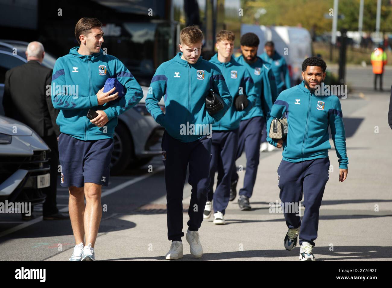 Luis Binks aus Coventry City, Josh Eccles aus Coventry City und Jay DaSilva aus Coventry City vor dem Sky Bet Championship-Spiel in der Elland Road, Leeds. Bilddatum: Samstag, 28. September 2024. Stockfoto