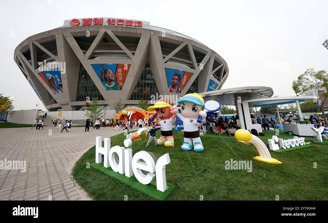 Peking, China. September 2024. Die Zuschauer machen Fotos vor dem Diamantenplatz während des China Open-Tennisturniers 2024 in Peking, Hauptstadt Chinas, 28. September 2024. Quelle: Wang Lili/Xinhua/Alamy Live News Stockfoto