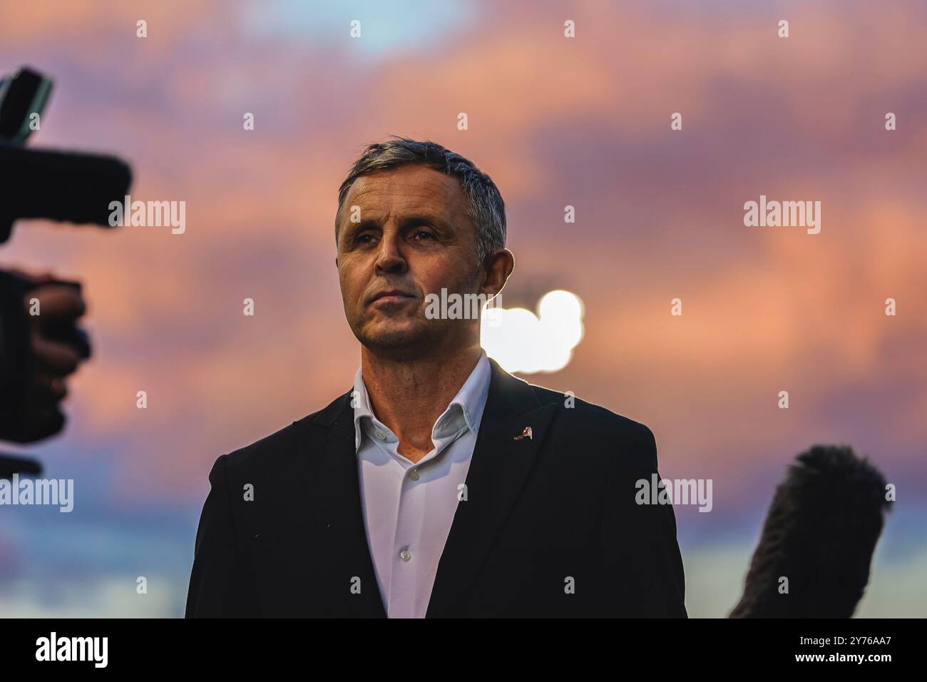 Salford, Großbritannien. September 2024. Die Super League Rugby Playoffs 2024: Salford Red Devils vs Leigh Leopards im Salford Community Stadium. Paul Rowley wurde vor dem Playoff-Spiel von Granada Reports interviewt. James Giblin/Alamy Live News. Stockfoto