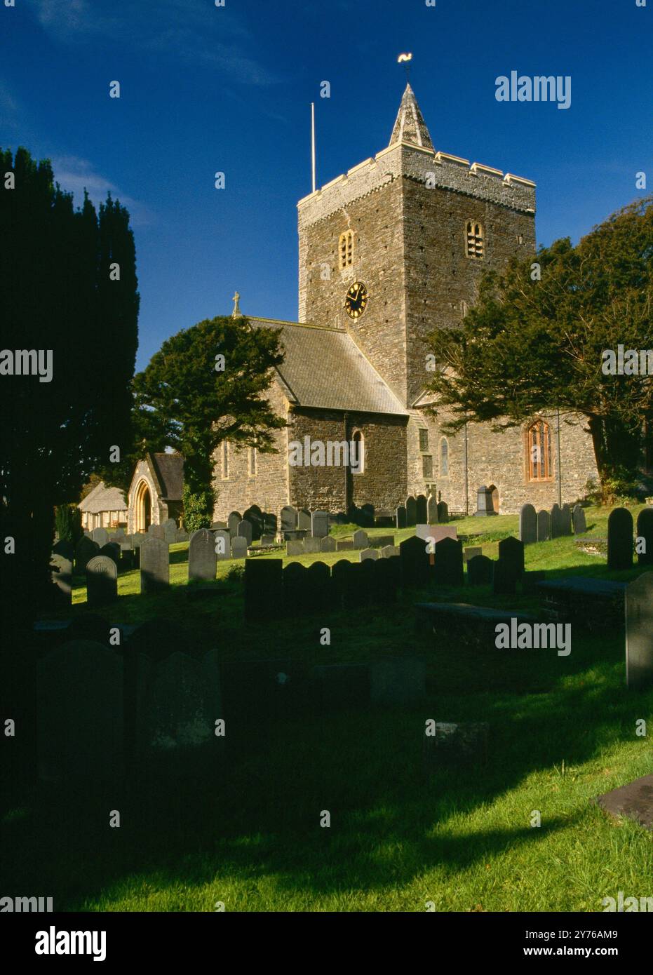 Blick auf NW vom Kirchhof der St. Padarn's Church, Llanbadarn Fawr, Ceredigion, Wales, Großbritannien, mit Chor (R), Mittelturm, S-Querschiff und Veranda (L). Stockfoto