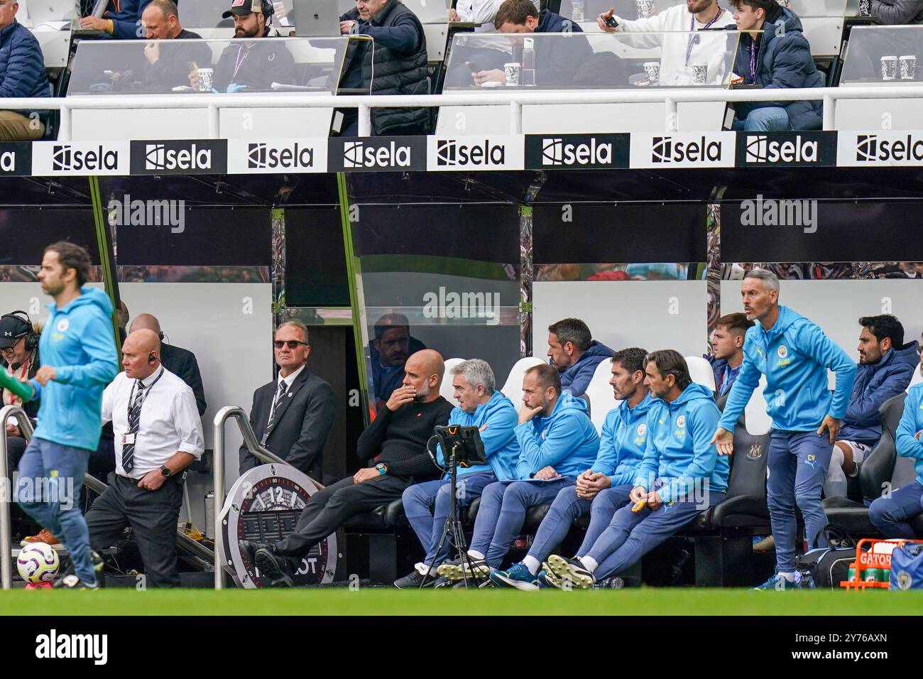 Manchester City Manager PEP Guardiola reagiert auf Manchester City Mittelfeldspieler Ilkay Gundogan (19) während des Spiels Newcastle United FC gegen Manchester City FC English Premier League in St. James' Park, Newcastle, England, Vereinigtes Königreich am 28. September 2024 Credit: Every Second Media/Alamy Live News Stockfoto