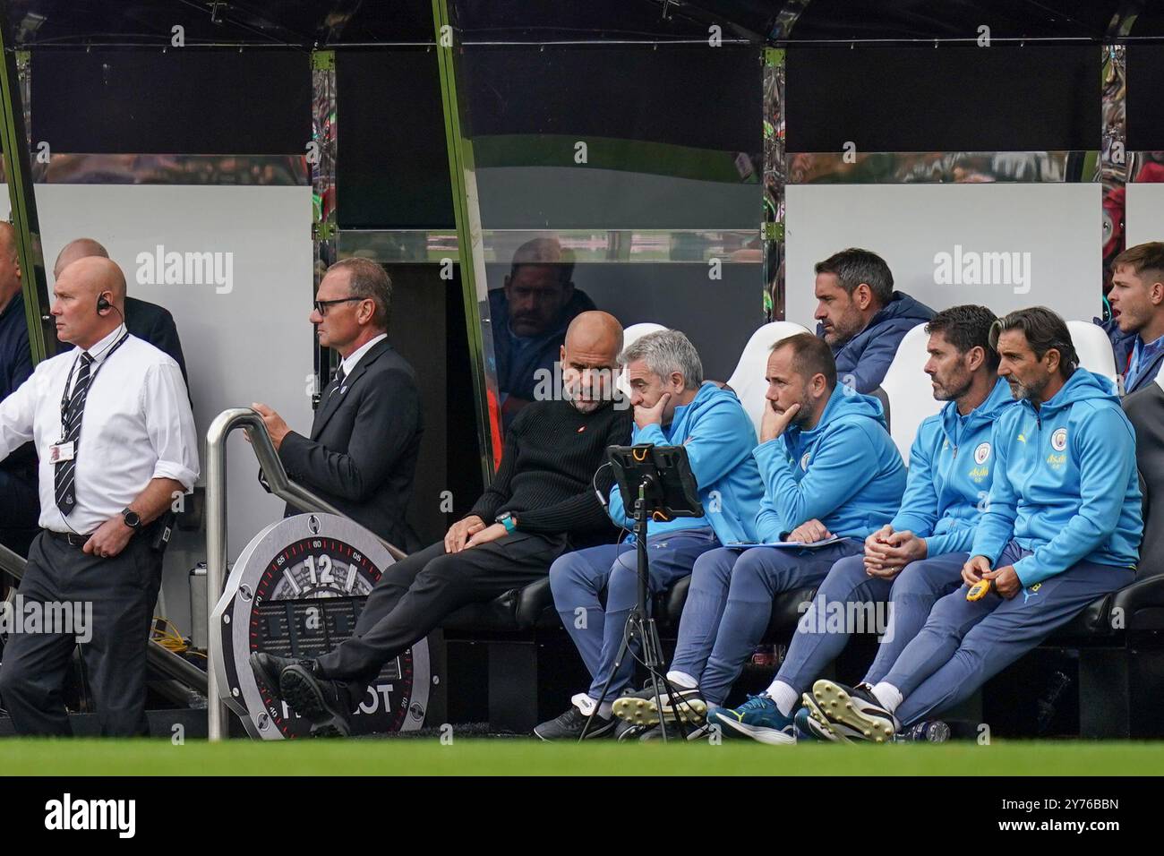 Manchester City Manager PEP Guardiola im Gespräch auf der Bank während des Spiels Newcastle United FC gegen Manchester City FC English Premier League in St. James' Park, Newcastle, England, Vereinigtes Königreich am 28. September 2024 Credit: Every Second Media/Alamy Live News Stockfoto