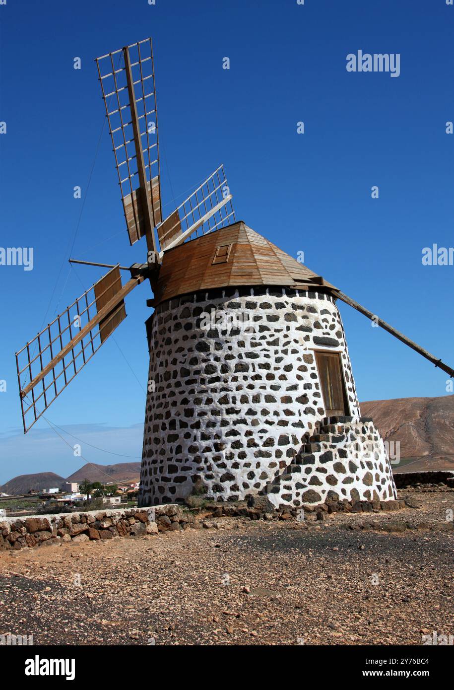 Traditionelle Windmühle in der Nähe von La Oliva auf Fuerteventura, Kanarischen Inseln, Spanien, Europa. Stockfoto