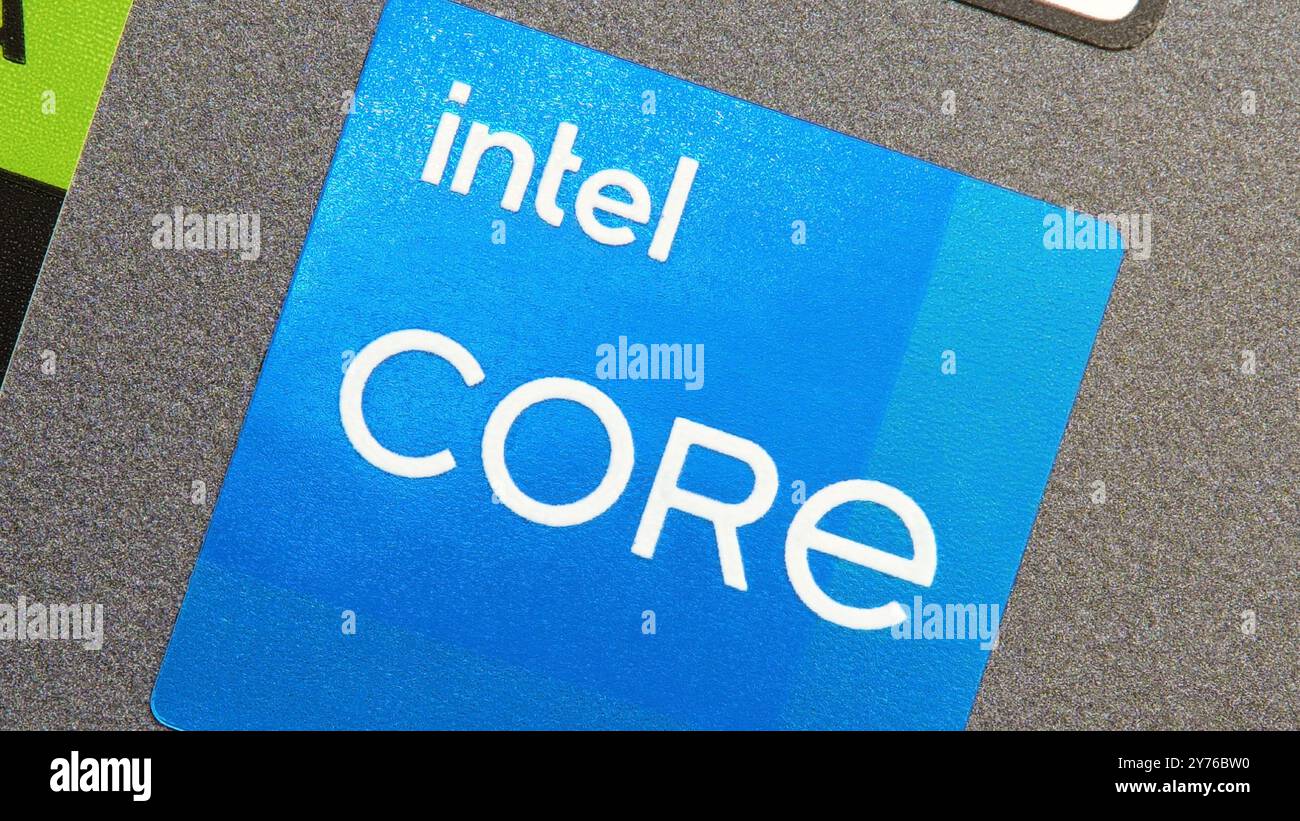 Aufkleber des Intel Core CPU-Herstellers auf einem modernen Notebook, Hardware des i5 i7 i9 Prozessors für Privatanwender, blaues Etikett Extreme Closeup Makro, niemand Intel l Stockfoto
