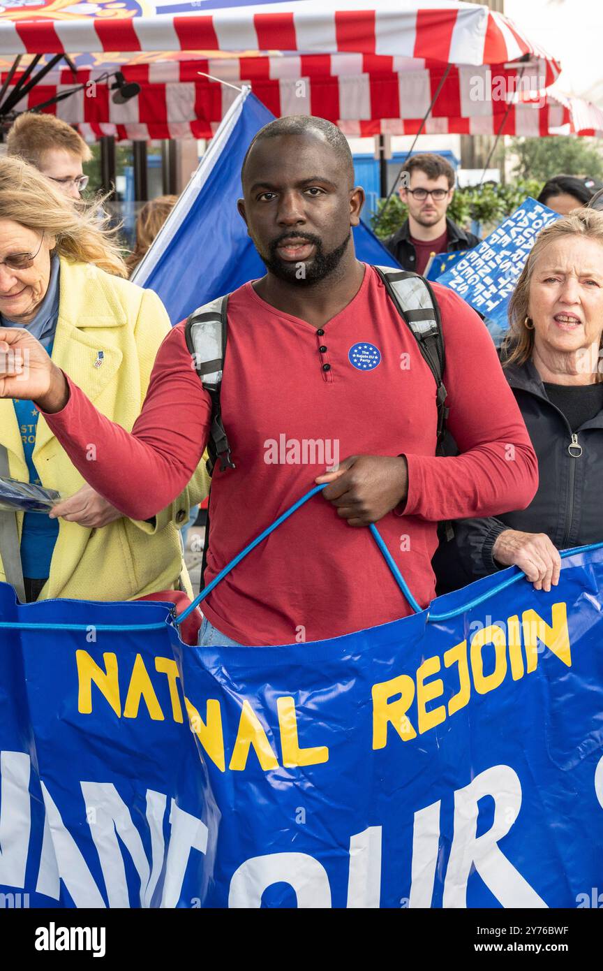 London, Großbritannien. September 2024. Pro-EU-Aktivisten marschieren von Park Lane zu einer Kundgebung auf dem Parliament Square. Femi Oluwole, Autorin und Aktivistin Credit: Phil Robinson/Alamy Live News Stockfoto