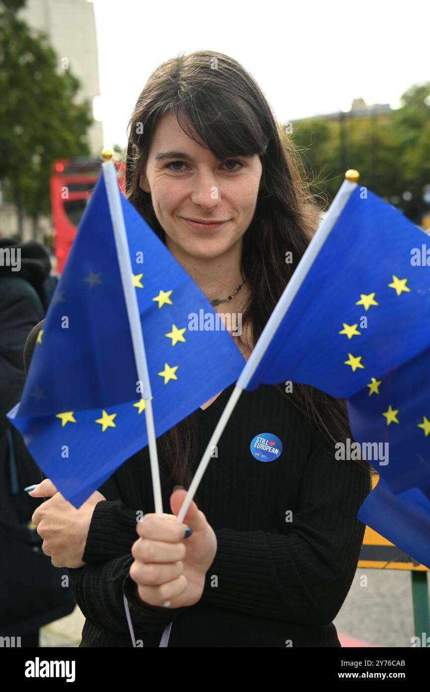 LONDON, GROSSBRITANNIEN. September 2024. Pro-EU-Aktivisten und Unterstützer des National Rejoin march (NRM) nehmen an einem marsch und einer Kundgebung im Zentrum Londons Teil. Aktivisten argumentieren, dass der Brexit eine Katastrophe gewesen sei, da nur das britische Volk die Bewegungsfreiheit in der EU verloren habe, und fordern, dass Großbritannien der Europäischen Union in London wieder beitreten solle. UK. (Foto von 李世惠/siehe Li/Picture Capital) Credit: Siehe Li/Picture Capital/Alamy Live News Stockfoto